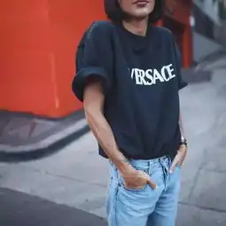 禁欲系的酷感澳洲博主,将最普通的衬衫t恤...穿出时髦感,秘诀原来在这里