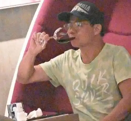 梅艳芳70岁大哥面临两难,98岁妈妈欲脱离关系,妻子骂他不管孩子