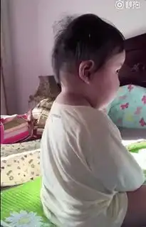 这个两岁小女孩是谢飞机后的新晋国产表情包,连景甜都爱用