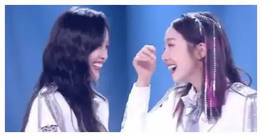 杨超越大哭忘记表情管理时,孟美岐说了一句话,却被导演消音处理