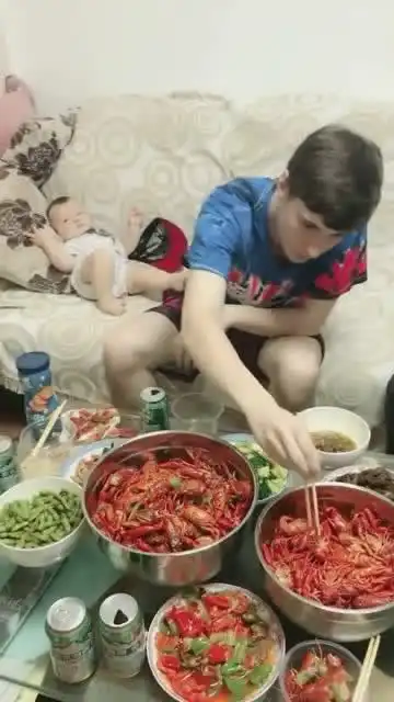 最近这个视频火了,老外教英语,小表情真可爱,看的都不淡定了