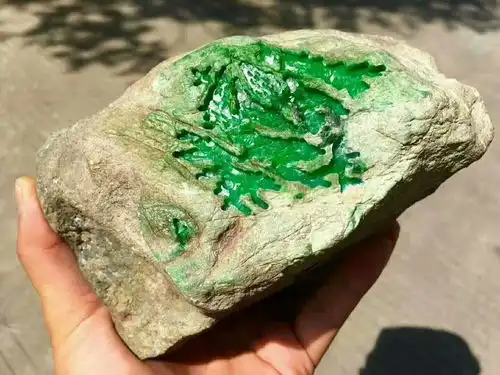 滴血翡翠,缅甸挖玉人.发生战乱,翡翠大佬们将要改朝换代