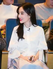 李小璐少女感十足见蓝天野水蓝色长裙搭配白衬衫