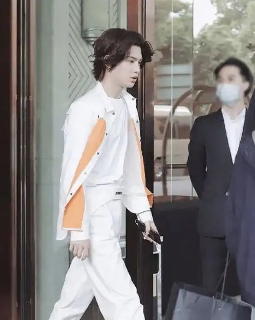 黄明昊分别与杨幂baby录综艺,谁留意他对两人的态度暴露关系亲疏