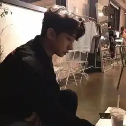 两款风格不同的男生发型,刘海freestyle太帅了