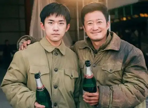 长津湖首映礼现场吴京搞笑回应自己的表情包,易烊千玺致敬奥运冠军