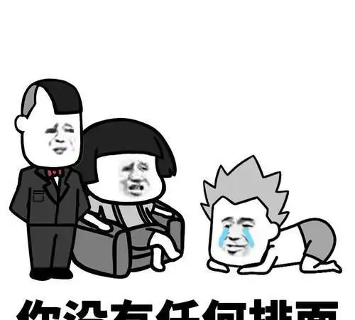 开心笑话妈妈带儿子散步回家,儿子手里抓着一大把气球