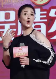 蒋欣俏皮吐舌变表情包一转头颈纹抢镜了