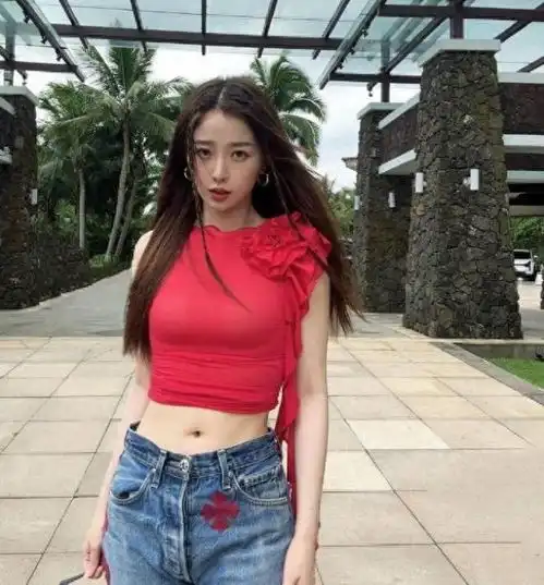 淑女后的虞书欣更加有女神范,牛仔裤搭配红色上衣秀迷人曲线