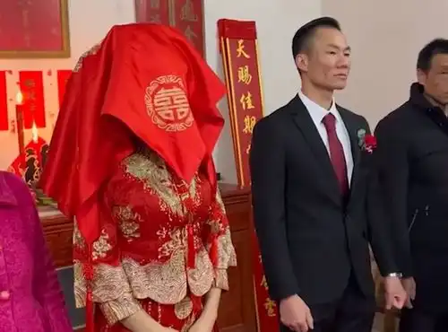 江西一新郎成亲气场凶悍,拜堂前歪了下脖子,大叔的表情亮了