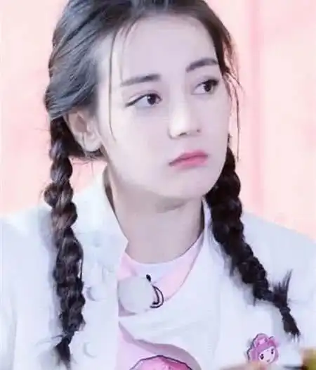 热巴龙须刘海过时了,发型师试试御姐风看到效果后我可以