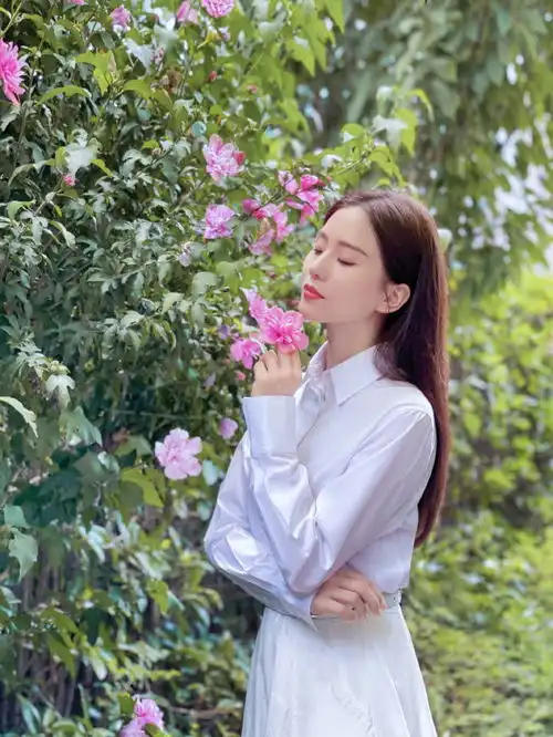 刘诗诗穿白衬衫清新简洁置身花园展优雅姿态