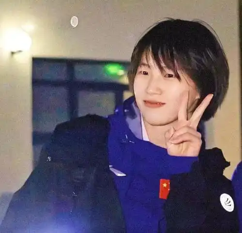 19岁陈芋汐入学同济大学,红衣黑裤清爽少年感十足,成人群焦点