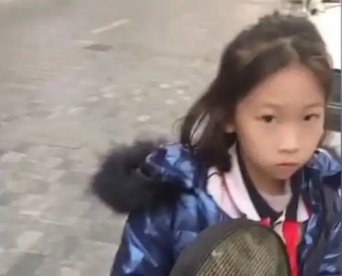 广东一女子外卖平台下单接女儿放学,订单完成后女儿的表情亮了