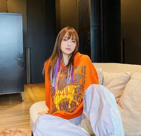 李小璐凹少女人设学00后弄扎染发型,网友往事却总被重提