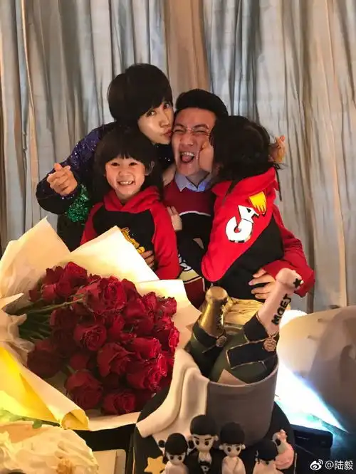 陆毅生日晒合照,脸被女儿亲到变形,简直人生赢家俩女儿分不清