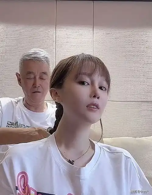 赵本山为女儿球球编发,动作利落表情认真,美颜特效下脸忽大忽小
