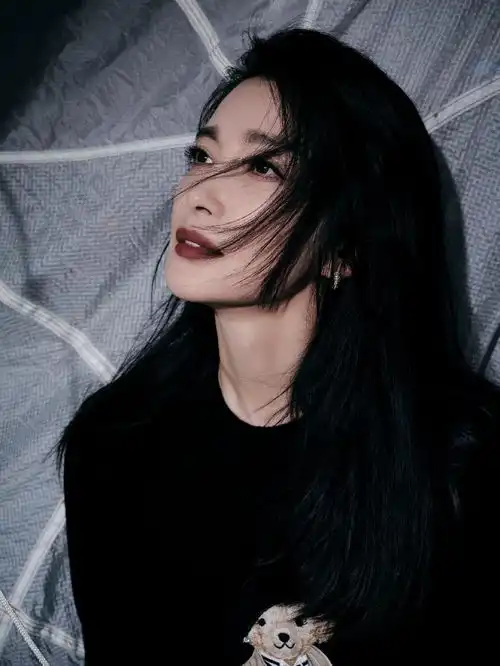 李冰冰穿丝缎长裙简约优雅神秘魅惑御姐风