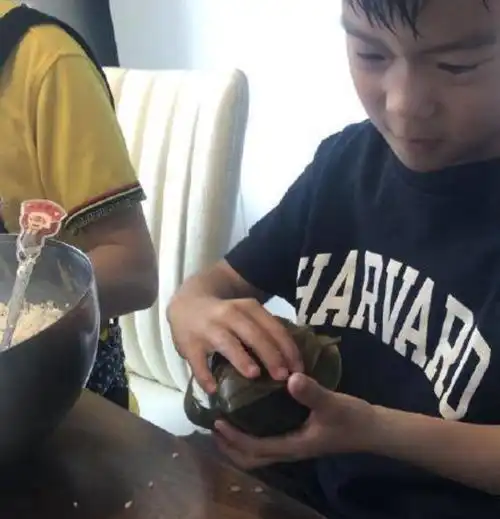 谢楠带娃包粽子,吴所谓被难出表情包,长相成熟皮肤黝黑像吴京2