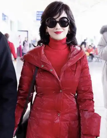 赵雅芝红唇红衣服,满面笑容迎新年,可这扣子是怎么回事