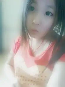 求大神帮忙把这两张图片合成一张,做头像用的,要抠图那种效果.