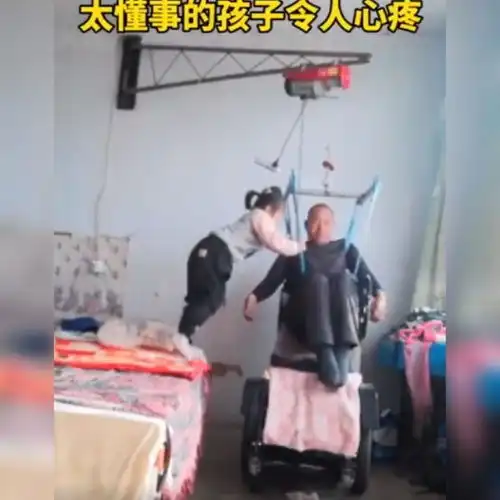 6岁小女孩照顾高位截瘫父亲获高赞,网友太懂事的孩子令人心疼