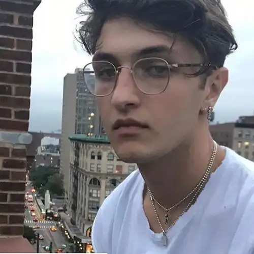花美男肌肉男都比不过四眼男,现在爱的都是斯文败类