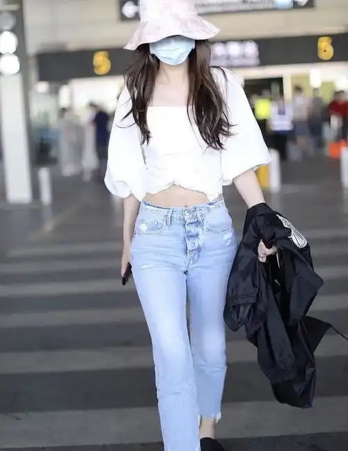 杨颖扮演小龙女,一身白色古装清新又甜美,难怪于正感到遗憾