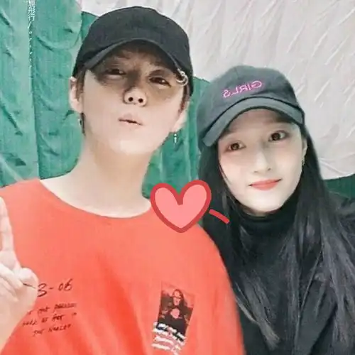 关晓彤穿斜肩裙小秀锁骨,飘女人味,与鹿晗拍拖三年感情稳定