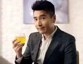 喝赞助商饮料是种怎样的体验,胡歌张艺兴好敬业,他们变成表情包
