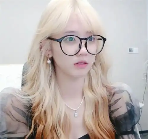 面对漂亮女主播六尾太坦诚,主动女装还放水,早已芳心暗许
