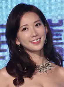 女星红毯妆范冰冰三角眼脸浮肿