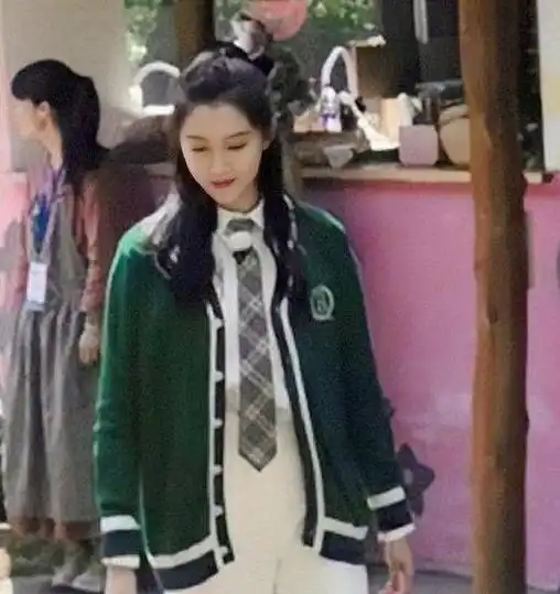 关晓彤穿白色婚纱脖子太粗形象翻车生图却美翻可惜鹿晗不在