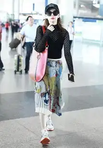 37岁朱丹真会穿,t恤搭配百褶长裙少女感十足,哪像当妈的样子