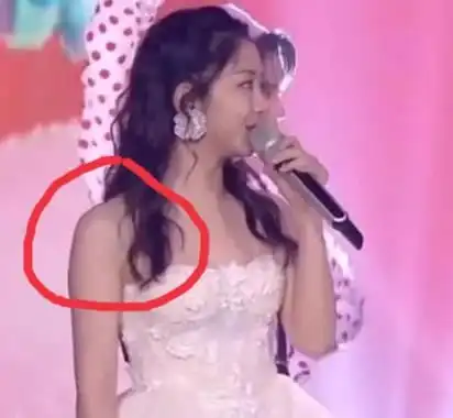 谭松韵跟陈学冬同框甜蜜献唱,离开百万修图师,这身材是认真的