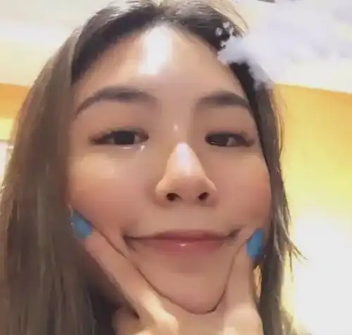 高以翔女友晒在家嗨歌,表情用力又投入,背景疑为男友生前婚房