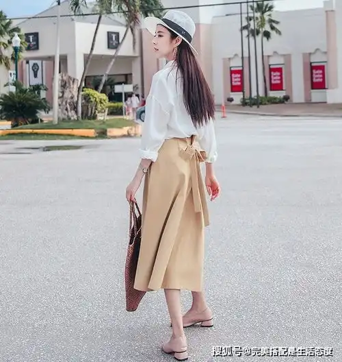 萱客女装搭配基础款衬衫裙和蓝白细条款
