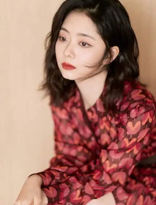 谭松韵的娃娃脸真显嫩,穿红裙努力扮成熟,但看着仍像学生妹