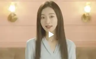 都说吴谨言撞脸baby两人同拍德芙广告的表情,差距大了