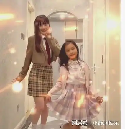 贾乃亮李小璐疑合体为甜馨庆生,贾乃亮把女儿衣服李小璐logo打码