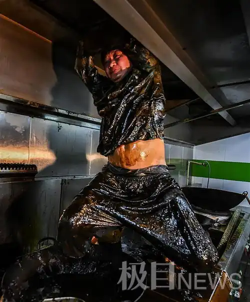 滑溜黑油泥,烟熏呛眼鼻清道夫缩身钻道,汗与泪化浊为清