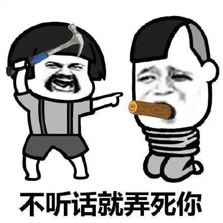 老婆坐在沙发上看电视,嘴里不停地吃着零食