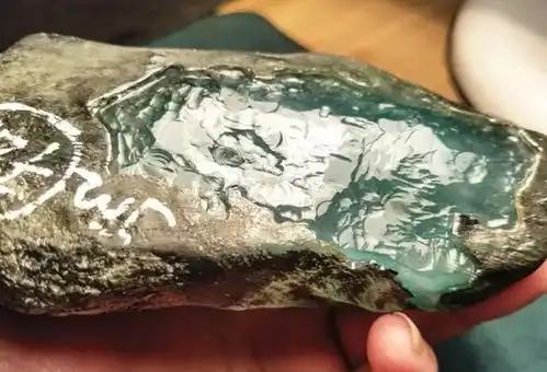 玩了好几次都没有涨过的小伙子这次既然还涨了个玻璃种的料子