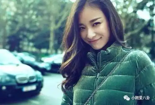 街拍女王穿搭学习篇,活动造型美艳气场强大