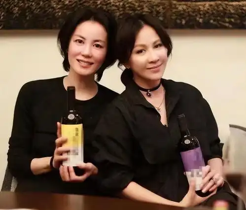 王菲巴黎大秀高级成衣,一袭白衣染满了她的沧桑美