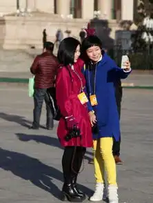 直击两会红衣美女