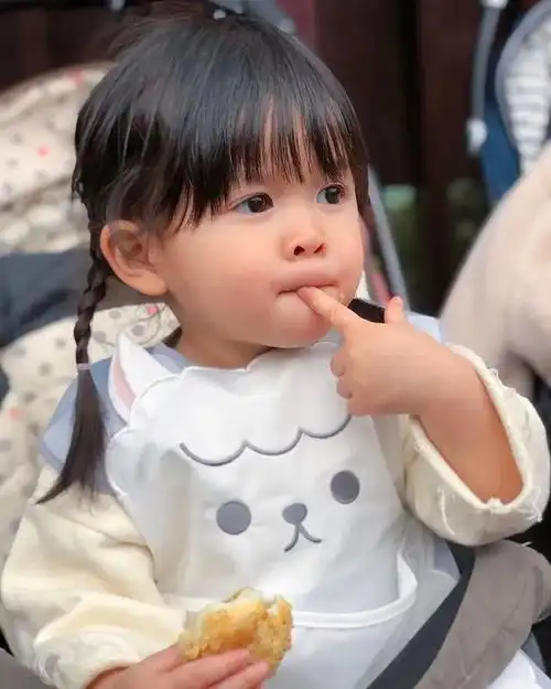 又一表情包女孩长大了曾因超萌纸箱照爆红全网,没想到短短3年后...