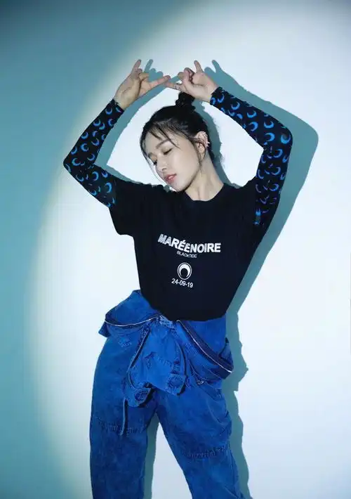 阚清子造型又酷又甜,月亮上衣很少女,下装蓝色裤子有点man