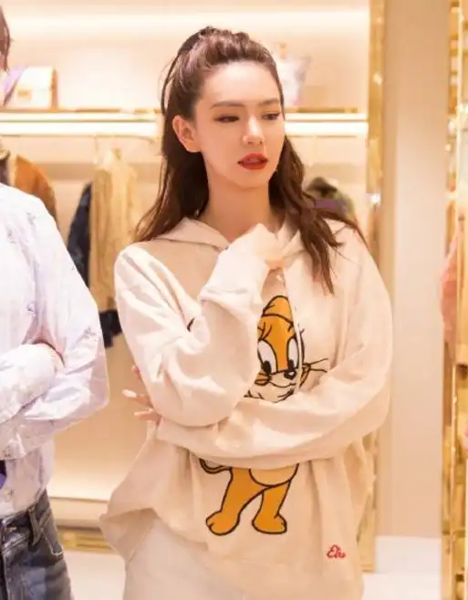 贾静雯女儿因可爱被喜欢,看到董璇女儿后,才知道什么叫高颜值