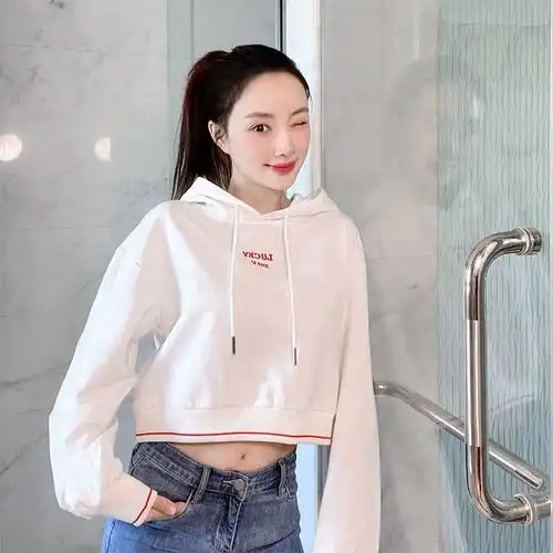 贾乃亮被传新恋情后,李小璐穿白色露脐卫衣,青春靓丽像高中生